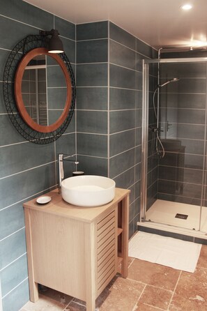 Traditional Apartment, Ensuite (Gîte Baigura GH) | Bathroom | Towels - Kapera Maison D'hôtes (Macaye)