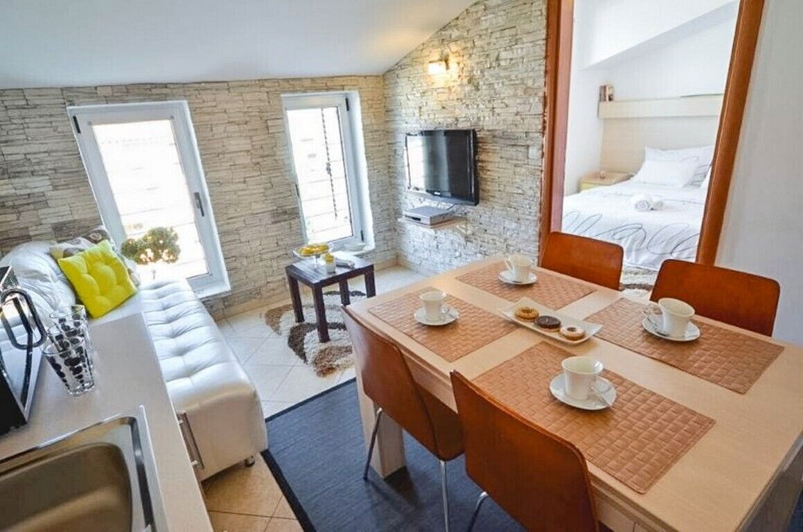 2 bedrooms, internet, bed sheets