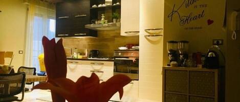 Frigorifero, microonde, forno, piano cottura