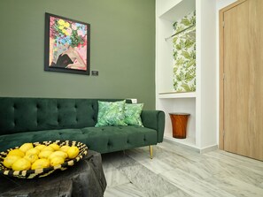 غرفة مزدوجة عادية - سرير مزدوج مع أريكة سرير - بمنظر للبحر | منطقة المعيشة | تلفزيون ذكي