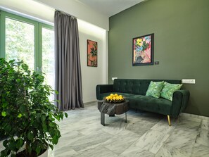 غرفة مزدوجة عادية - سرير مزدوج مع أريكة سرير - بمنظر للبحر | منطقة المعيشة | تلفزيون ذكي