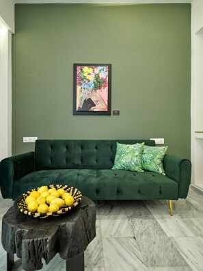 Double Room with Sea View Balcony | Área de estar | Smart TV