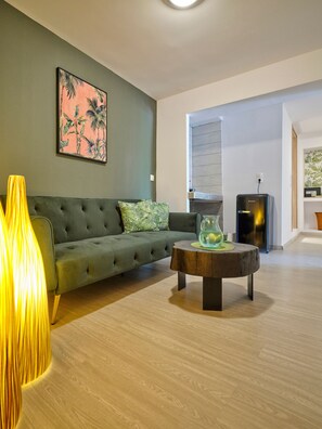  One Bedroom Suite with Sea View | Área de estar | Smart TV