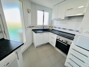 Kjøleskap, mikrobølgeovn, ovn og kaffetrakter/tekoker