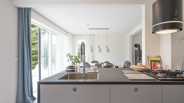 A modern kitchen with a central island, stainless steel appliances, and pendant lighting. - Vacation home Fischerhaus in Tönning for up to 6 people (Tönning)