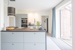 Kühlschrank, Ofen, Herdplatte, Geschirrspüler