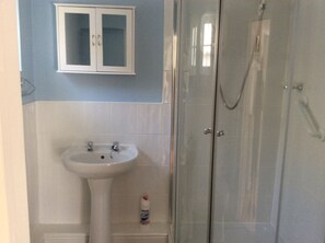 Cottage | Phòng tắm | Buồng tắm vòi sen, khăn tắm 
