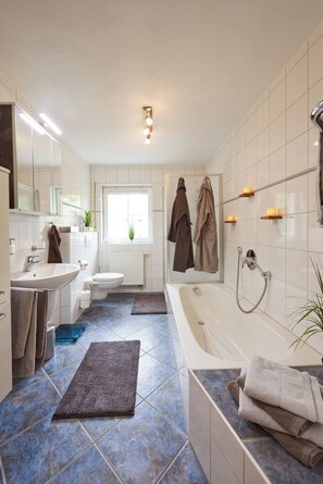 Badewanne, Haartrockner, Handtücher, Seife