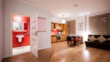 Traditioneel appartement, 2 slaapkamers, uitzicht op stad | Woonruimte | Een 40-inch flatscreentelevisie met digitale zenders en een televisie