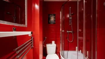 Traditional Apartment, 2 Bedrooms, City View | Bathroom | Shower, hair dryer, towels