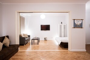 Apartamento tradicional, 2 quartos, vista para a cidade | 2 quartos, berço de viagem, Wi-Fi de cortesia, roupa de cama