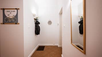 Traditioneel appartement, 2 slaapkamers, uitzicht op stad | Woonruimte | Een 40-inch flatscreentelevisie met digitale zenders en een televisie