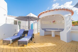 Terrace/patio - Casa Patricia: Superb villa on Vale do Milho with heated pool (Carvoeiro)