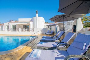 Pool - Casa Patricia: Superb villa on Vale do Milho with heated pool (Carvoeiro)