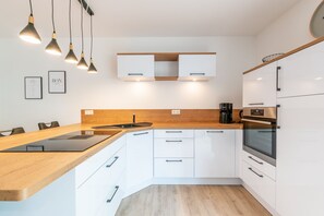 Fridge, microwave, oven, stovetop - Strandvilla Meeresblick Wohnung 04 (Ostseebad Boltenhagen)