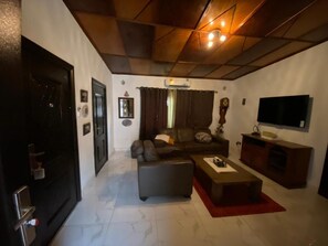 Living room - Stunning 2-bed House in Madina (Accra)