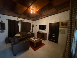 Living room - Stunning 2-bed House in Madina (Accra)