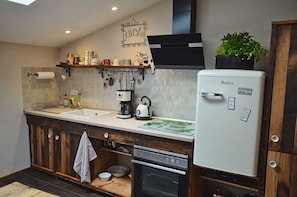 Frigorifero, forno, piano cottura, macchina per tè/caffè
