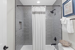 Bañera con ducha, bañera de hidromasaje, secador de pelo, toallas