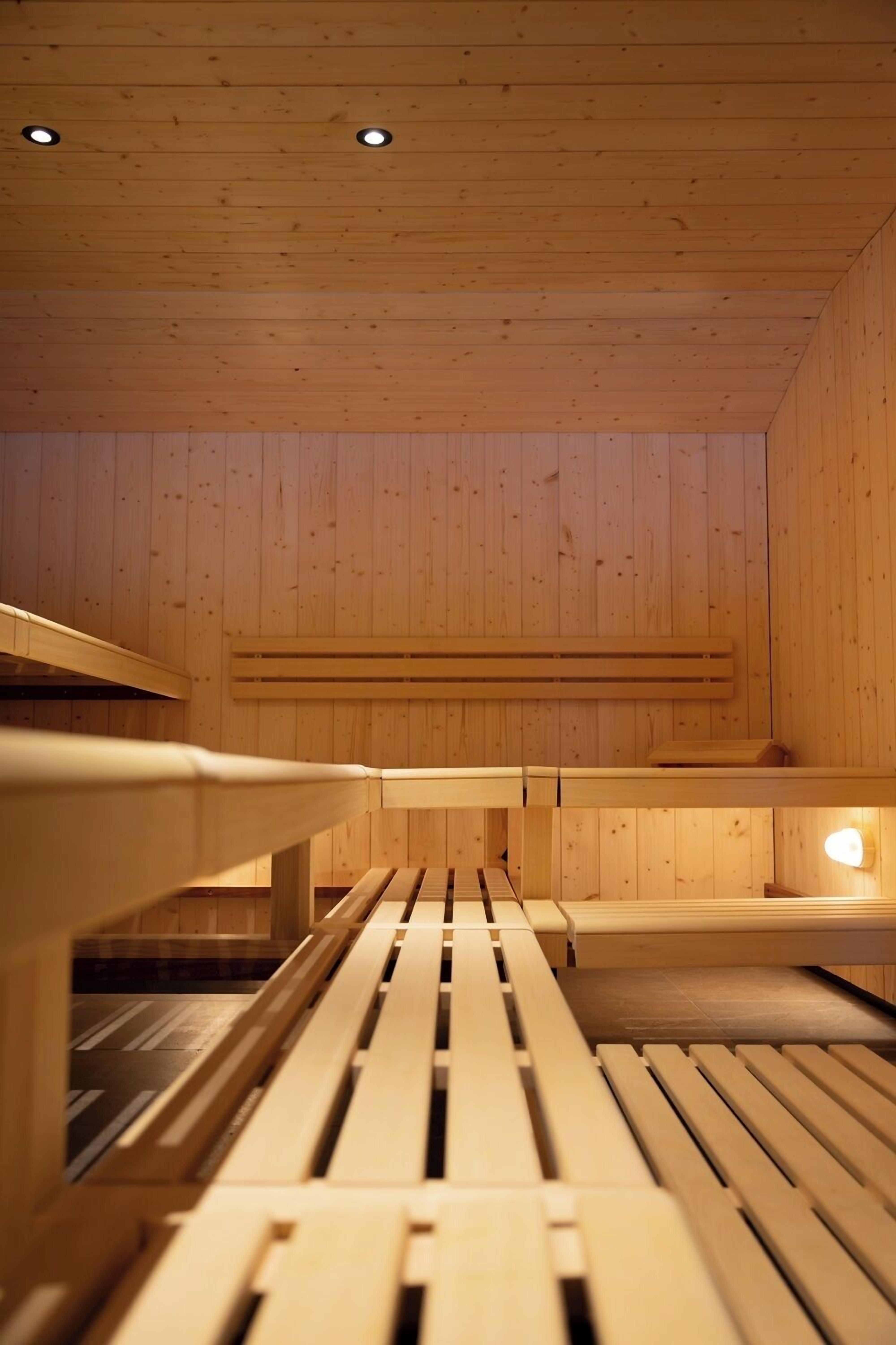 Una sauna con panche in legno e un soffitto spiovente.