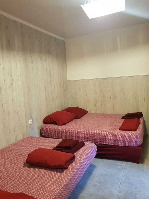 1 habitación, tabla de planchar con plancha, wifi gratis y ropa de cama 