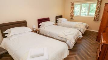Cottage | 4 bedrooms, individually decorated, individually furnished, free WiFi