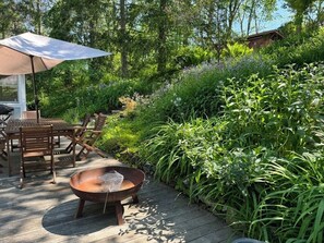 Outdoor dining - Peacock Garden Cottage - Discounted for Winter Month Rental (Pine plains)