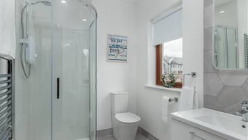 Baignoire, séchoir à cheveux, serviettes fournies, savon