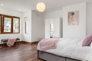 5 habitaciones, escritorio y tabla de planchar con plancha 