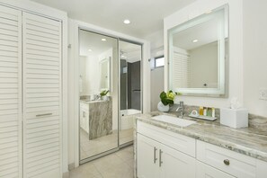 Combined shower/bathtub, hair dryer, towels - Waikiki Shore 1404: The Full Beachfront Experience w/ Incredible Ocean Views! (Honolulu)