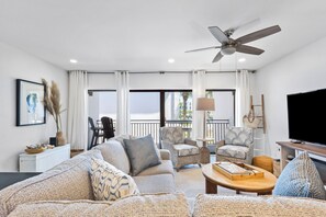 Smart TV - Remodeled Seagrove Condo ~ Pool ~ Steps to Beach + Free Attraction Tickets! (Santa Rosa Beach)