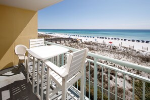 Outdoor dining - PI 307: Sunkissed & Vibing. Absolutely beautiful, Gulf front, WiFi (Fort Walton Beach)
