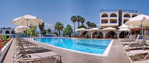 Seasonal outdoor pool, pool umbrellas, pool loungers - Silver Bay Hotel & Bungalows (Lesvos)