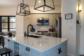 Een koelkast, een microgolfoven, een oven, een kookplaat