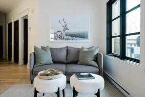 Una Smart TV, una chimenea, un reproductor estéreo
