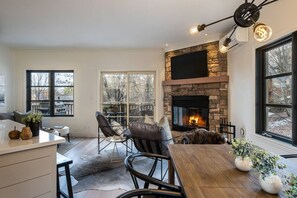 Smart-tv, een open haard en een stereo