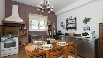 Maison Familiale, plusieurs chambres, côté montagne (The House Olympia) | Cuisine privée | Réfrigérateur, micro-ondes, four, plaque de cuisson
