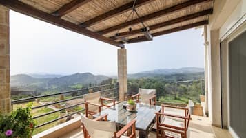 Casa familiar, diversos dormitoris, al costat de la muntanya (The House Olympia) | Servei de restauració a l'aire lliure