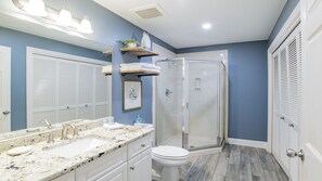 Ensemble douche/baignoire, baignoire Ă jets, sĂšche-cheveux