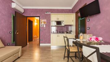 Apartment | Living room | 15-inch flat-screen TV with satellite channels, TV