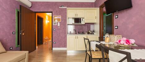 Apartment | Living room | 15-inch flat-screen TV with satellite channels, TV