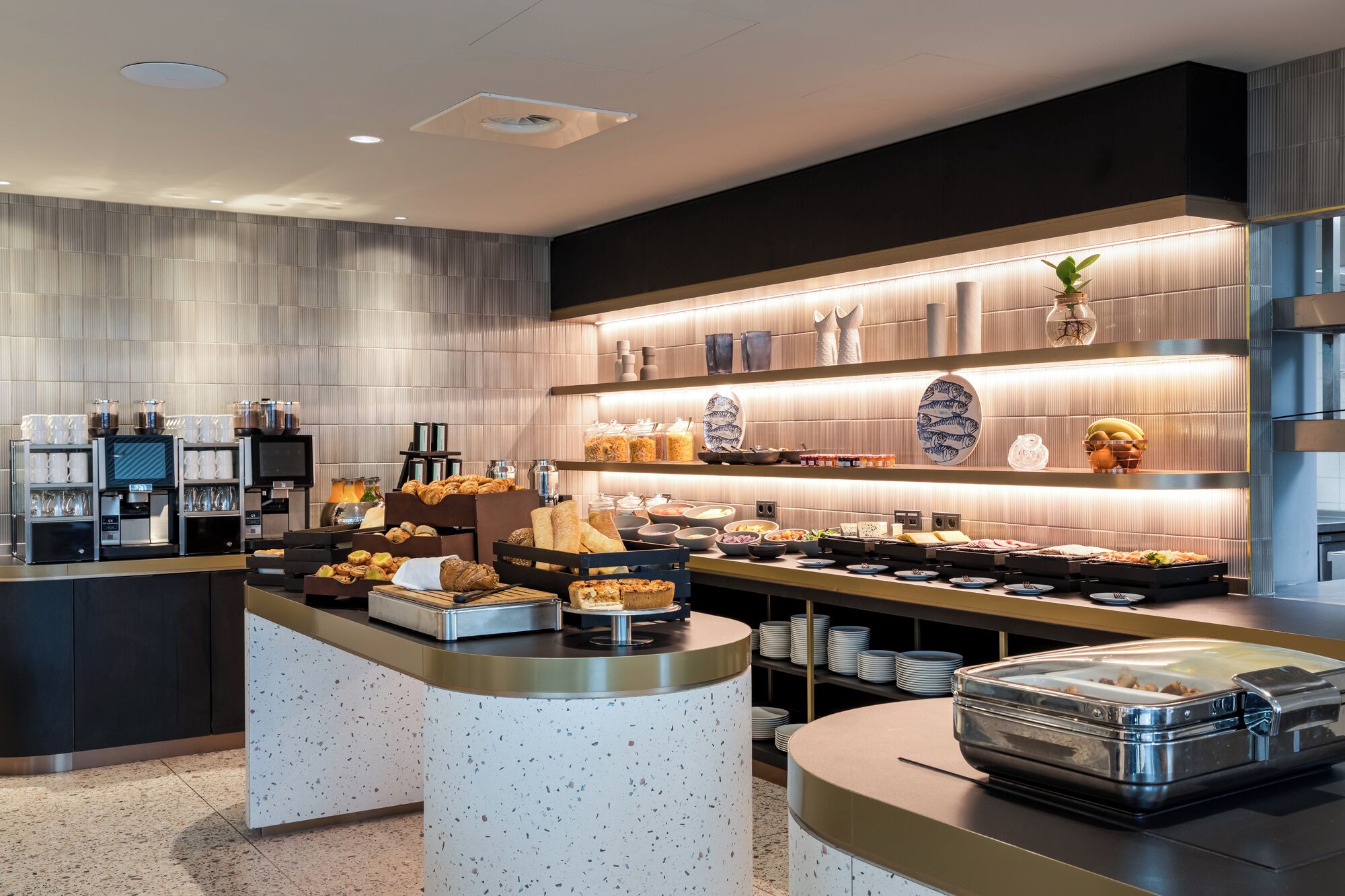 فطور قائم على الخدمة الذاتية يوميًا بتكلفة قدرها (22.50 EUR للشخص)