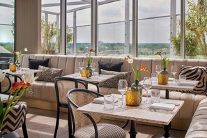 2 restaurants, breakfast, lunch, dinner served; international cuisine - The Den, ‘s-Hertogenbosch, a Tribute Portfolio Hotel ('s-Hertogenbosch)