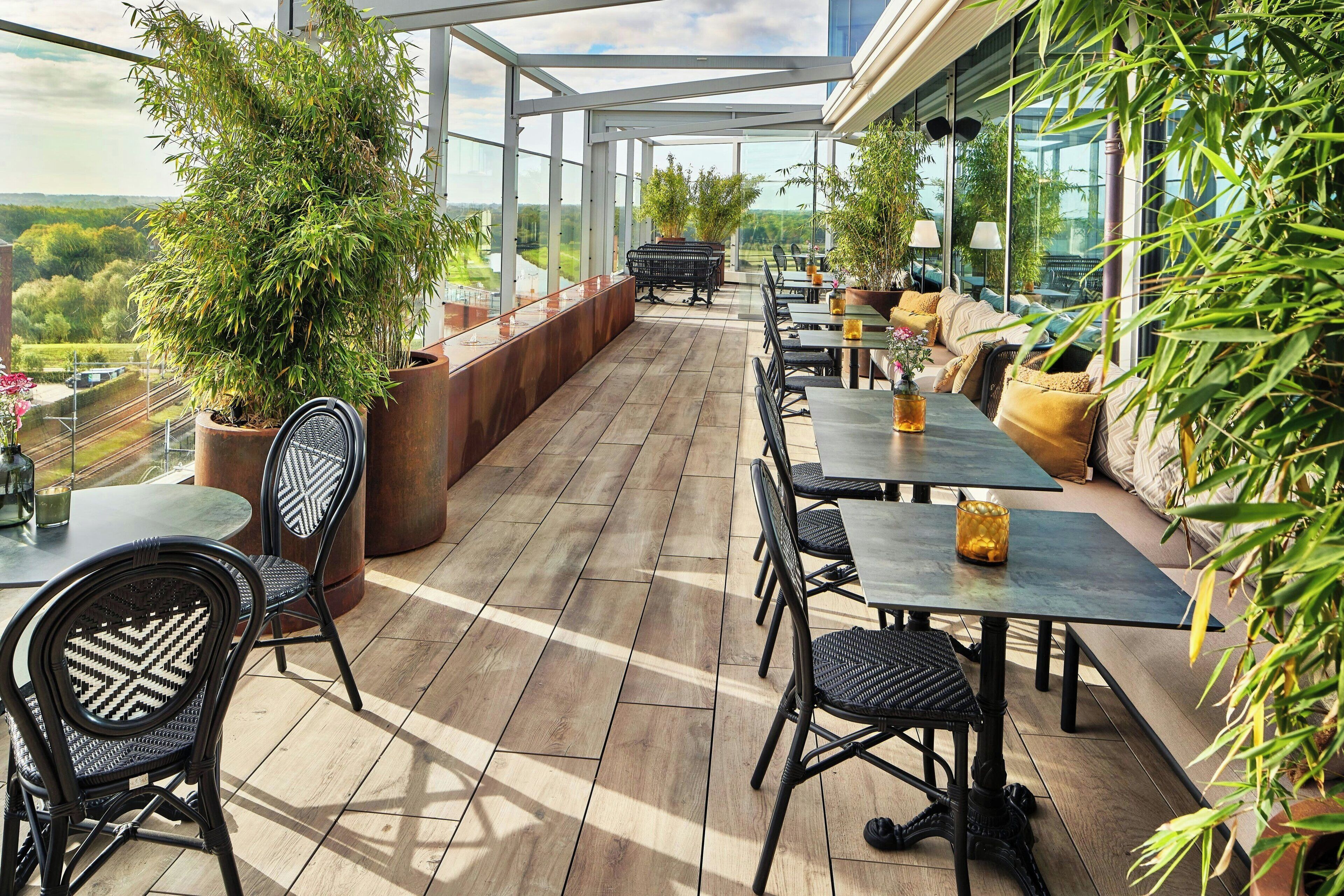 2 restaurants, breakfast, lunch, dinner served; international cuisine