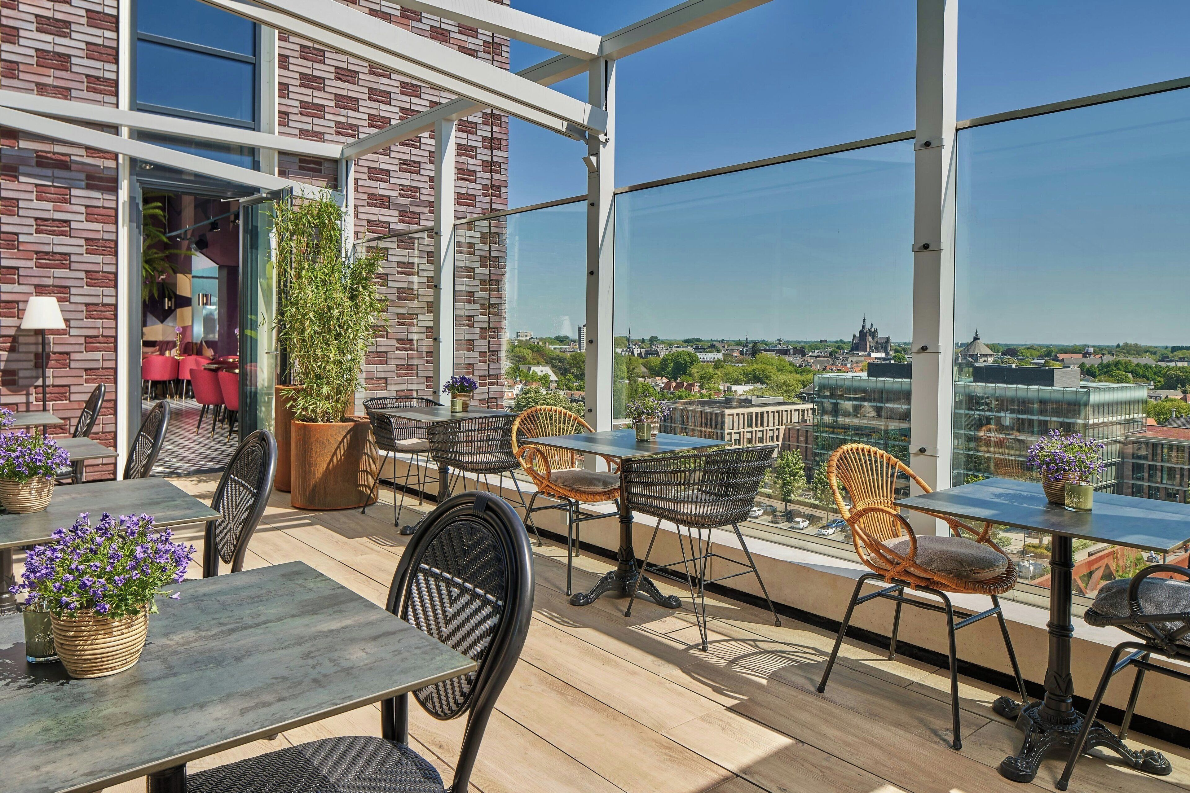 2 か所のレストラン、朝食、ランチ、ディナーに営業 (多国籍料理)