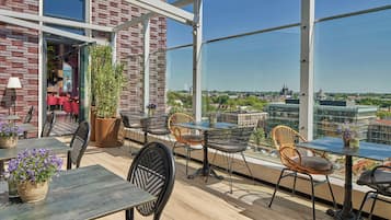 2 restaurantes, se sirven desayunos, comidas y cocina internacional