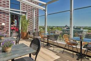 2 restaurants, breakfast, lunch, dinner served; international cuisine - The Den, ‘s-Hertogenbosch, a Tribute Portfolio Hotel ('s-Hertogenbosch)