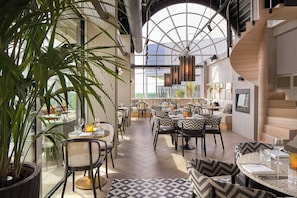 2 restaurantes, se sirven desayunos, comidas y cocina internacional