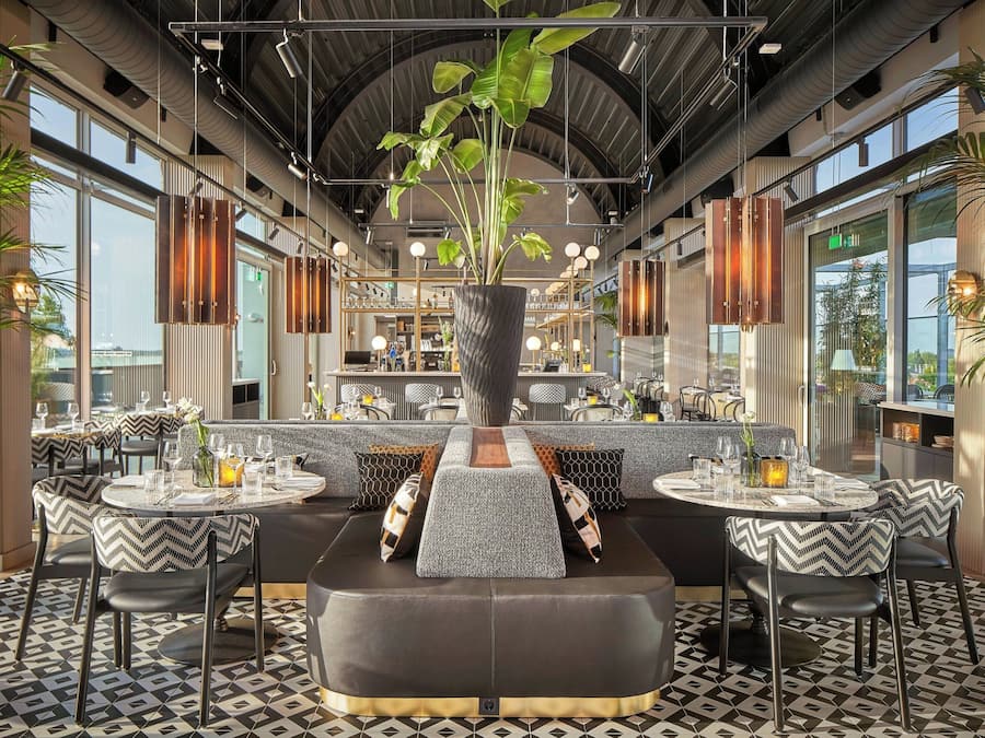 2 restaurants, breakfast, lunch, dinner served; international cuisine