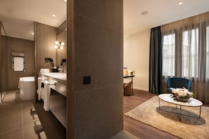 Suite junior (Torreon) | Minibar, caja de seguridad en la habitación y insonorización